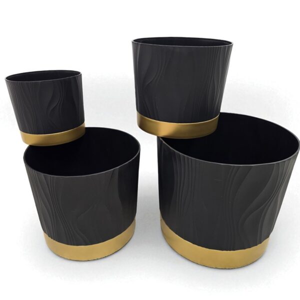 בית עציץ עם תחתית שחור זהב 17*19 פלסטיק