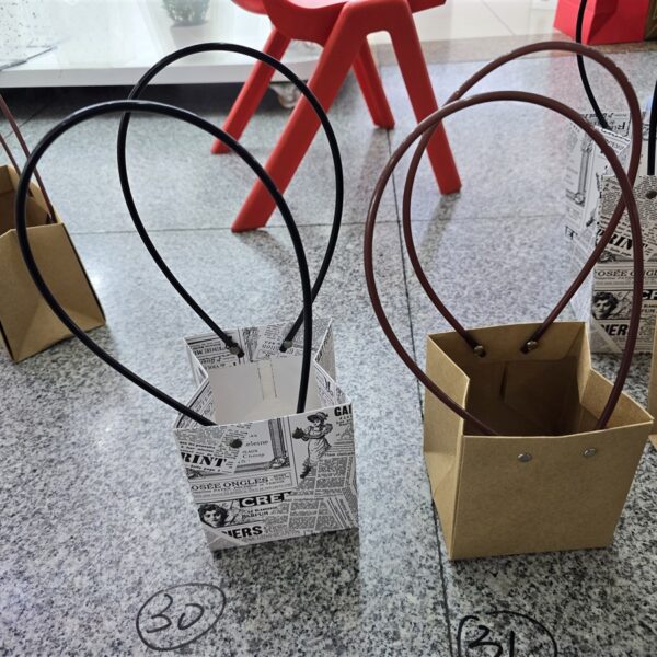 10 שקיות נייר 11.5*11.5*13 חום