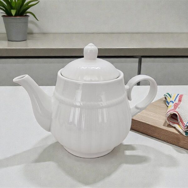 קומקום פורצלן לבן 12.5*14*23 קומקום פורצלן לבן 12.5*14*23